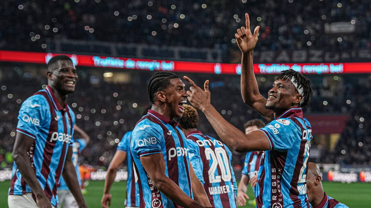 Süper Lig'de zirve yarışı alev aldı... Trabzonspor dev maçta Galatasaray'ı 2 golle yıktı!