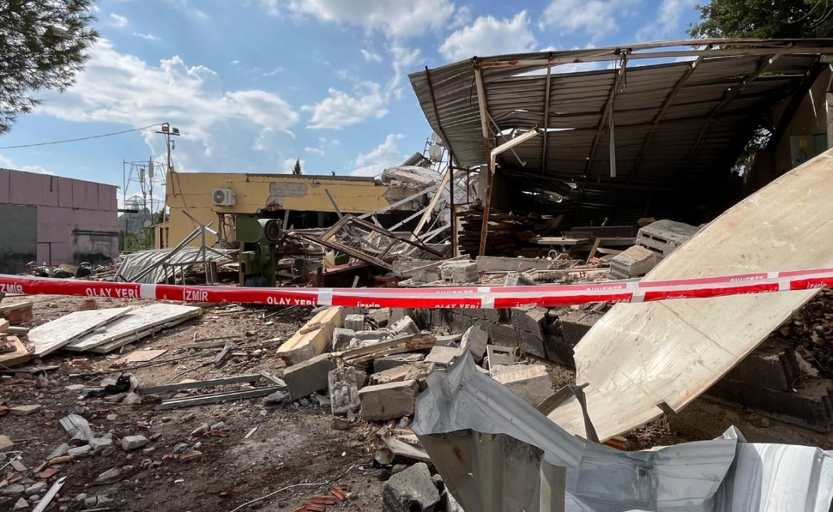 İzmir'de patlama: Ev yıkıldı, yaralılar var!