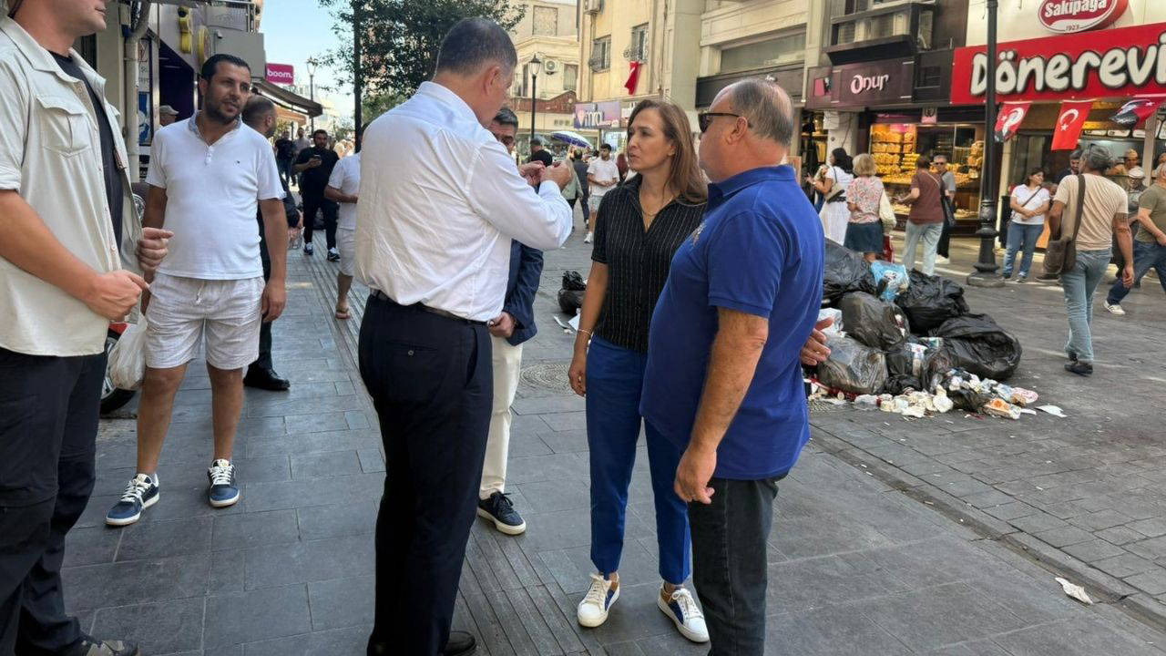 Cemil Tugay, Karşıyaka’da çöp topladı!