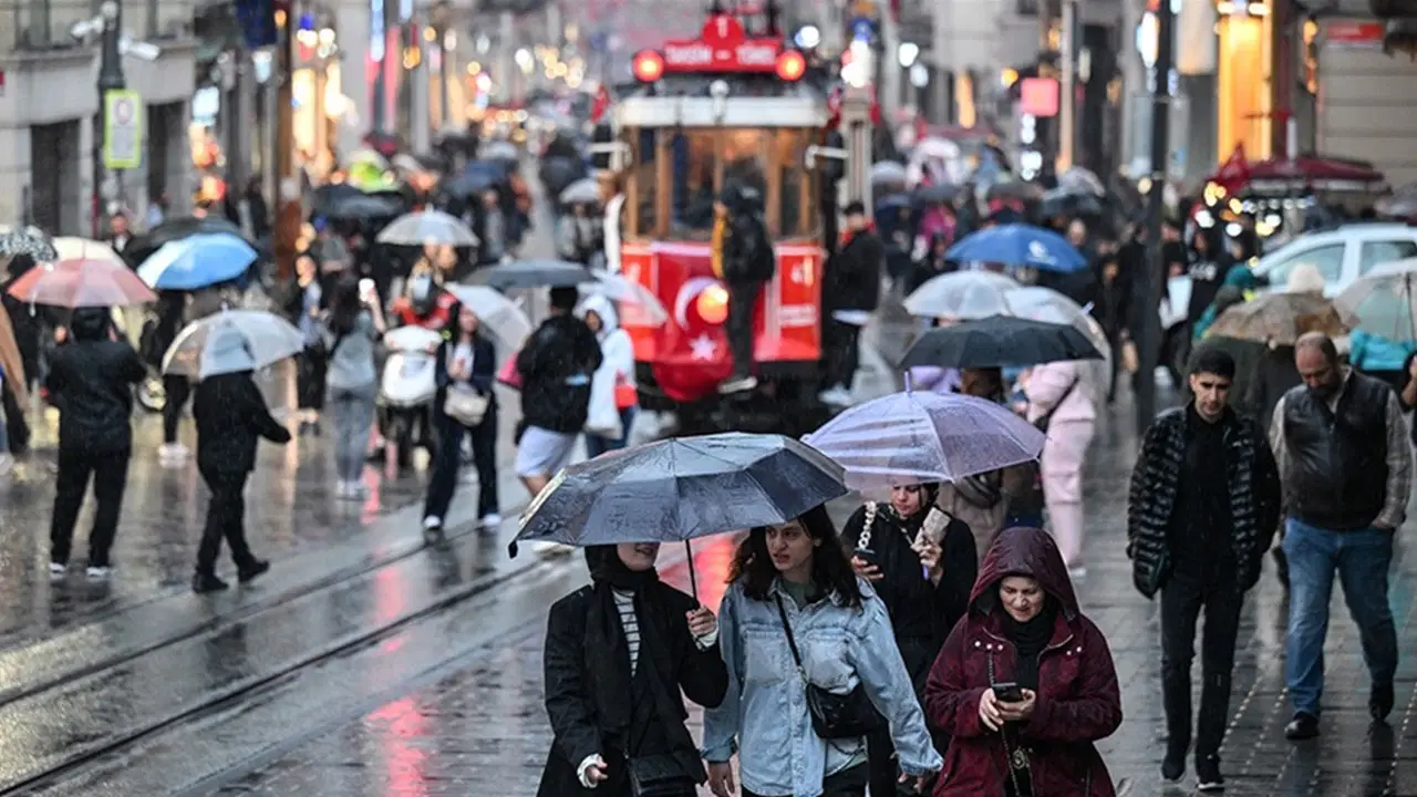 AKOM saat vererek uyardı: İstanbul'da yağışlar etkisini artıracak