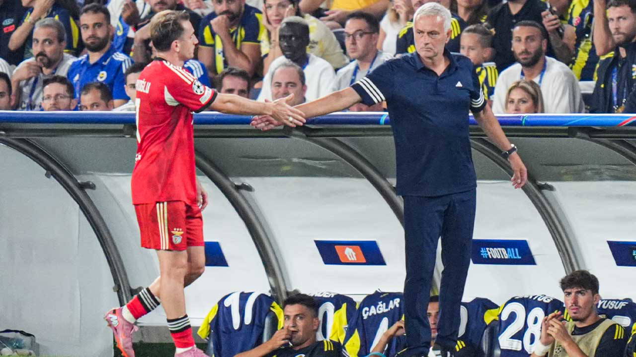 Kerem Aktürkoğlu'dan Kadıköy'de alkış alan hareket!