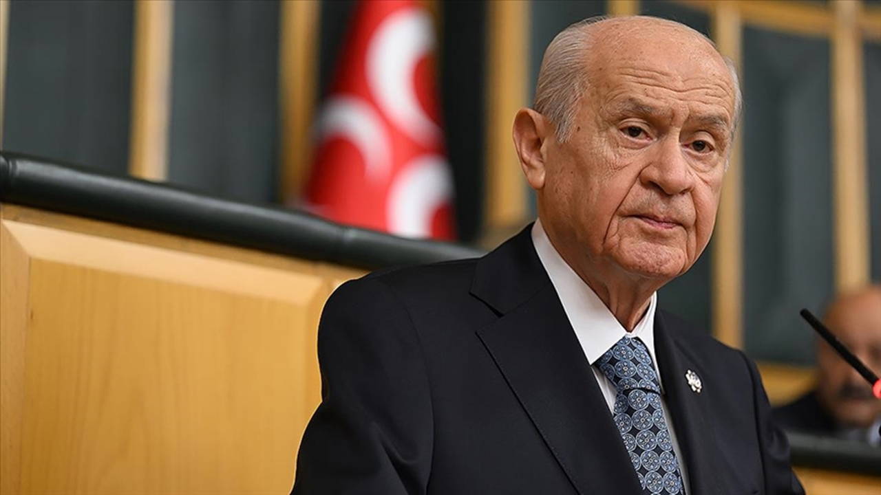 'Yarım aydınlar, safralaşmış uzmanlar...'