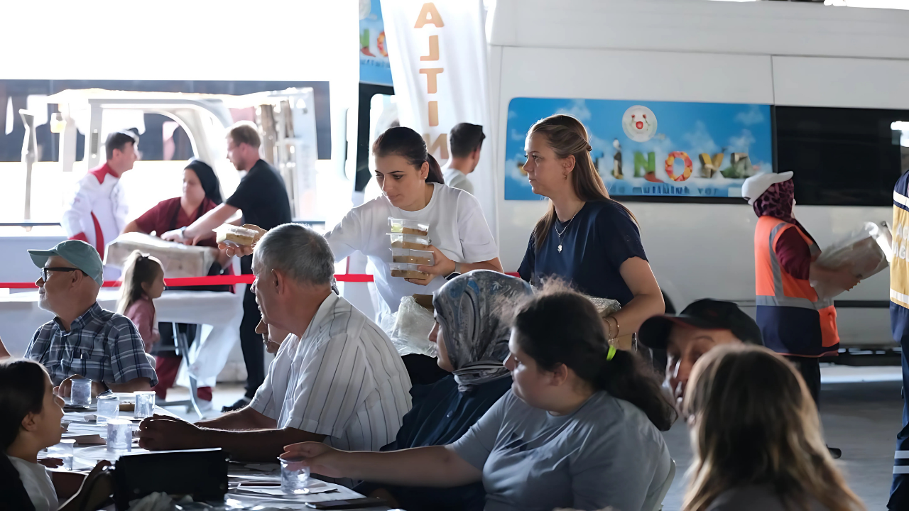 Altınova Belediyesi’nden Aşure Günü’nde anlamlı ikram