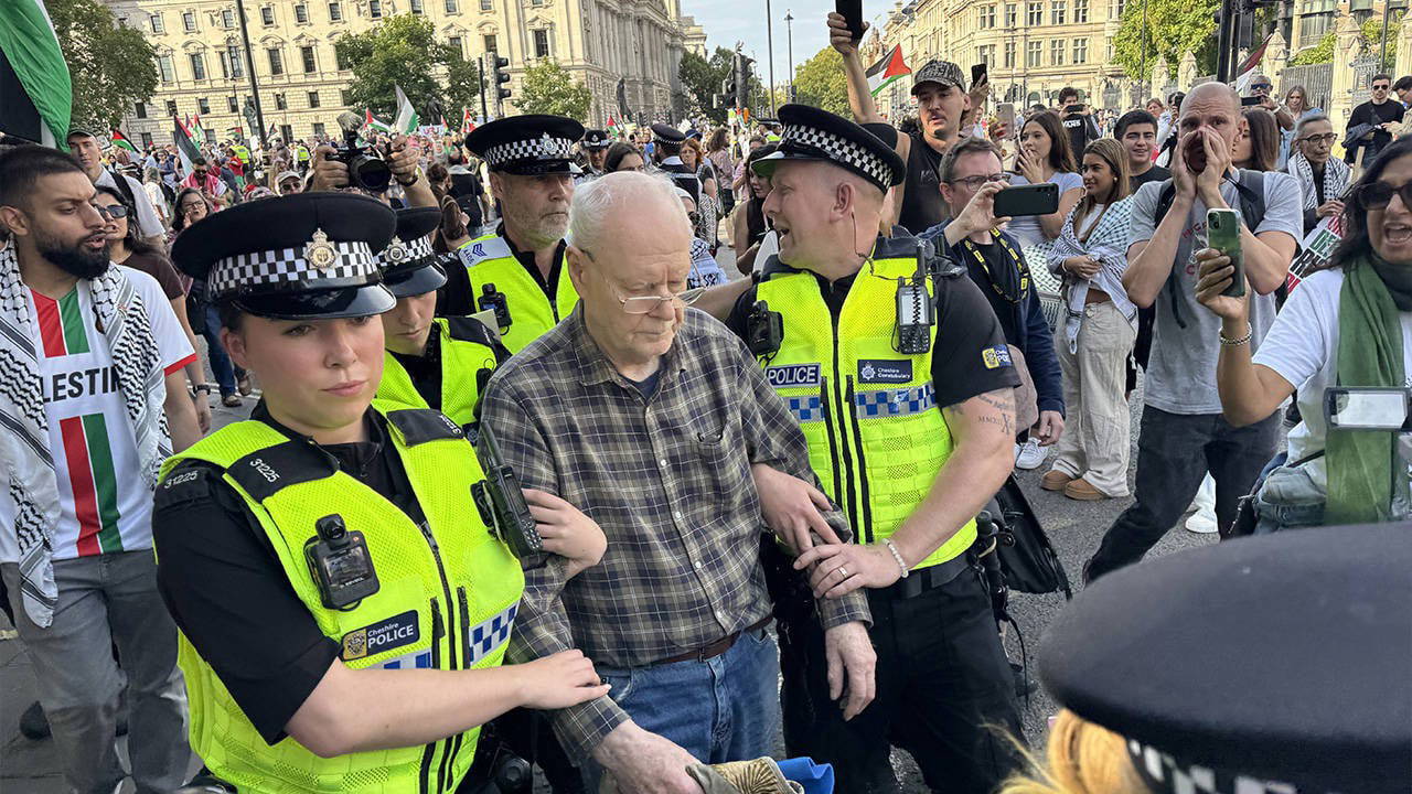 Londra'daki Filistin eyleminde gözaltı sayısı 890’a çıktı!