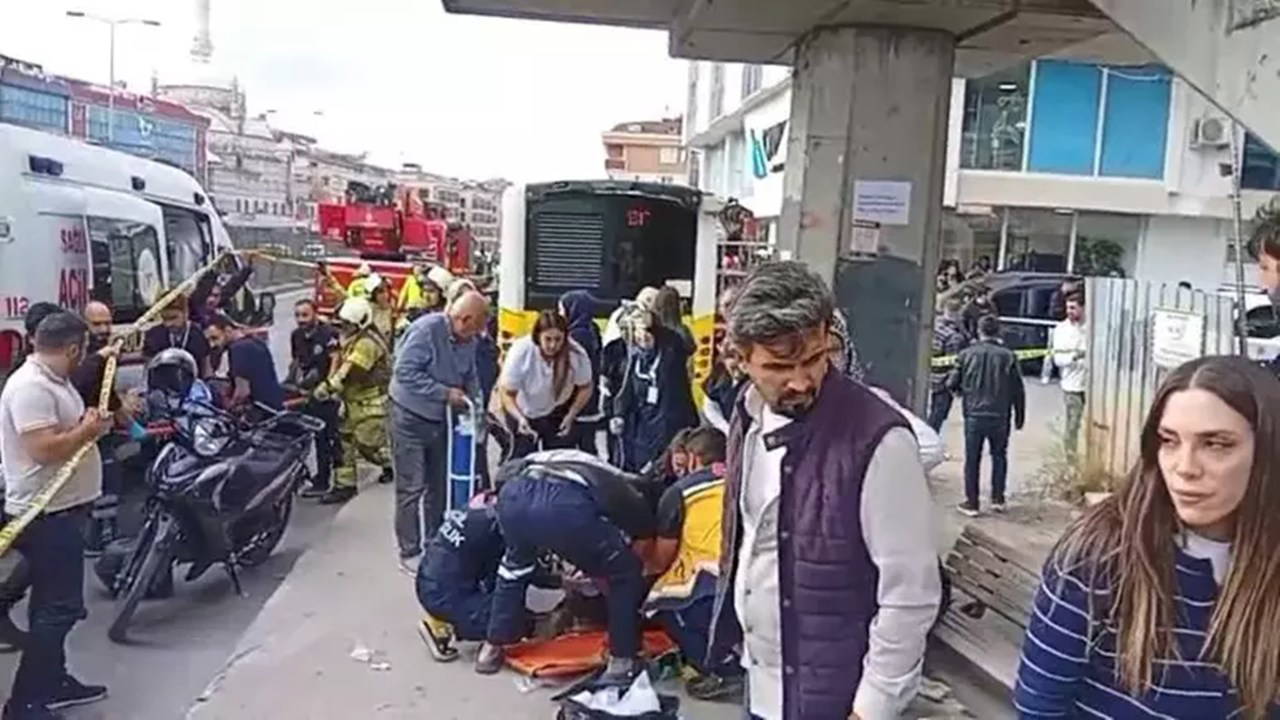 Çekmeköy'de otobüs durağa girdi: Yaralılar var 
