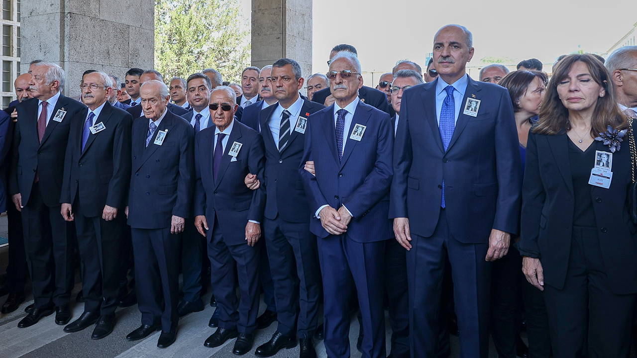 Siyaseti yan yana getiren cenaze!