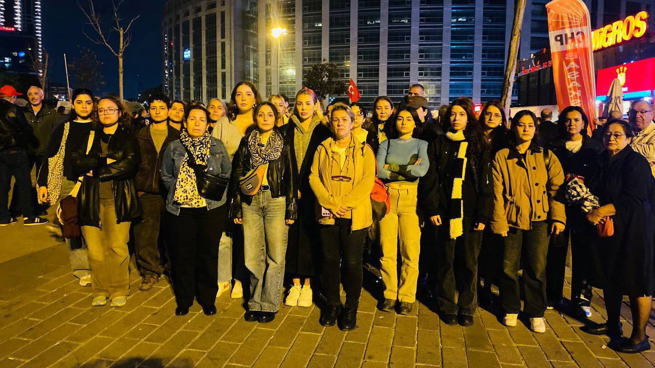 Adliye ablukadayken birkaç sokak ötede kadın cinayeti yaşandı! Kadınlardan Nilay Kotan cinayetine protesto 