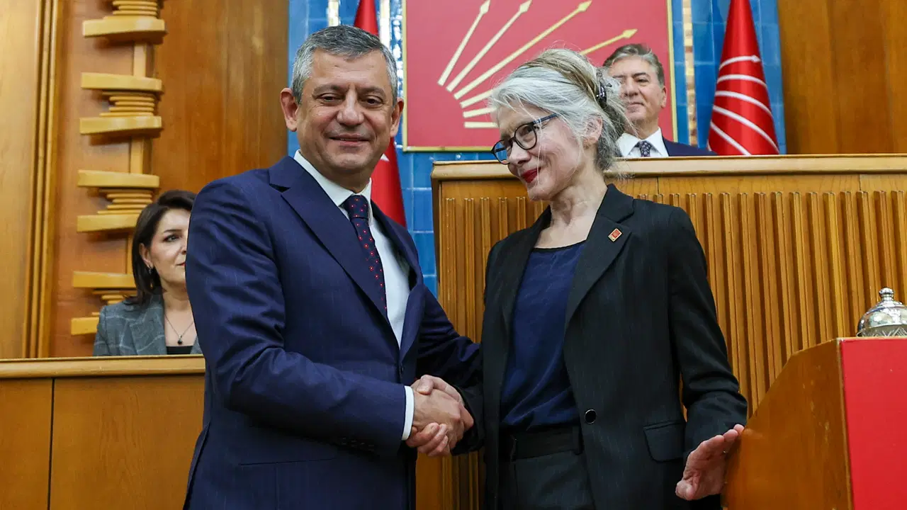 Emine Ülker Tarhan CHP'ye döndü: Rozetini Özgür Özel taktı