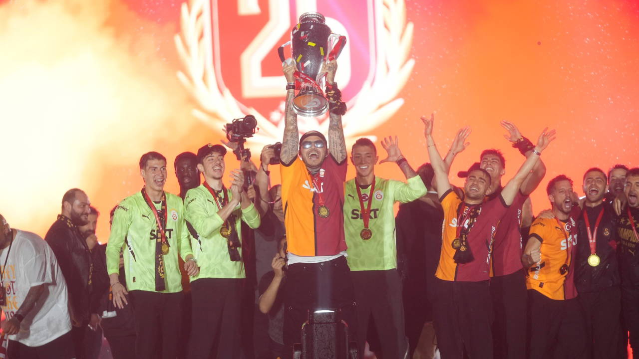 Galatasaray 25. şampiyonluğunu kutladı: Sarı-kırmızılılar kupayı kaldırdı!