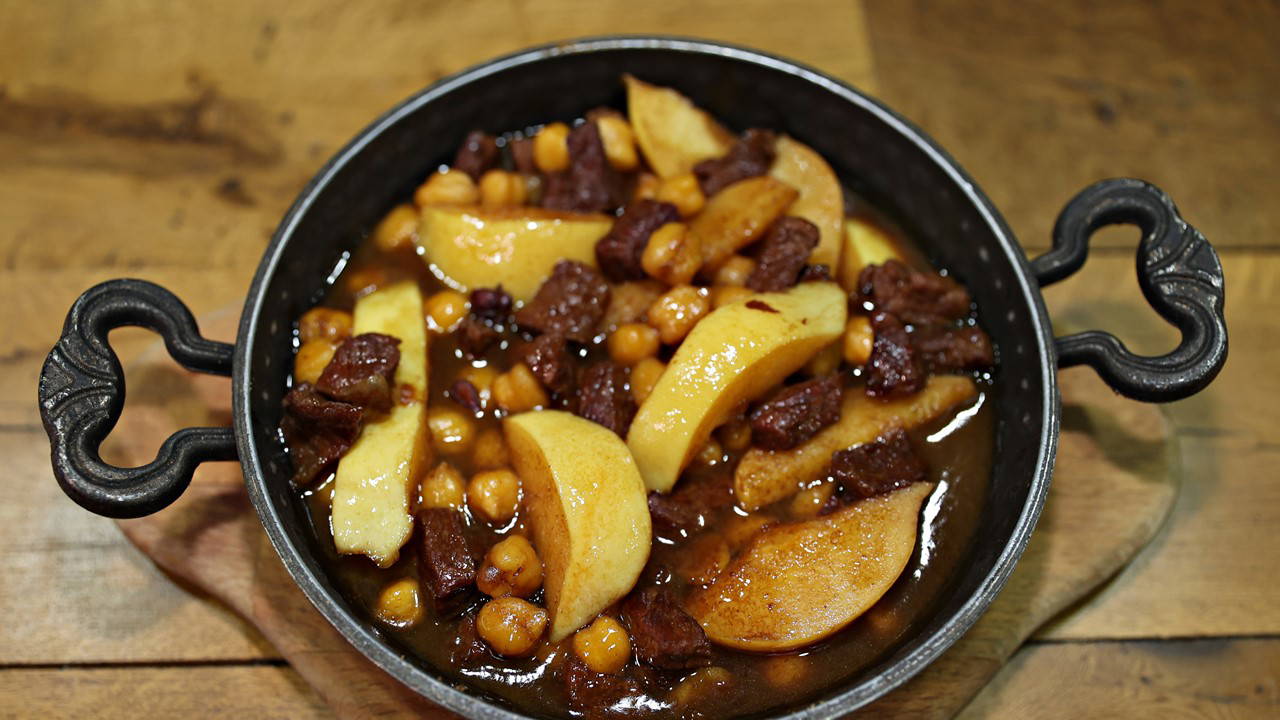 Salçayı unutun, rengini pekmezden alıyor! Osmancık’ın meşhur ayvalı yahnisi...