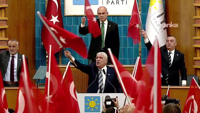 İYİ Parti grup toplantısında bayraklar açıldı 