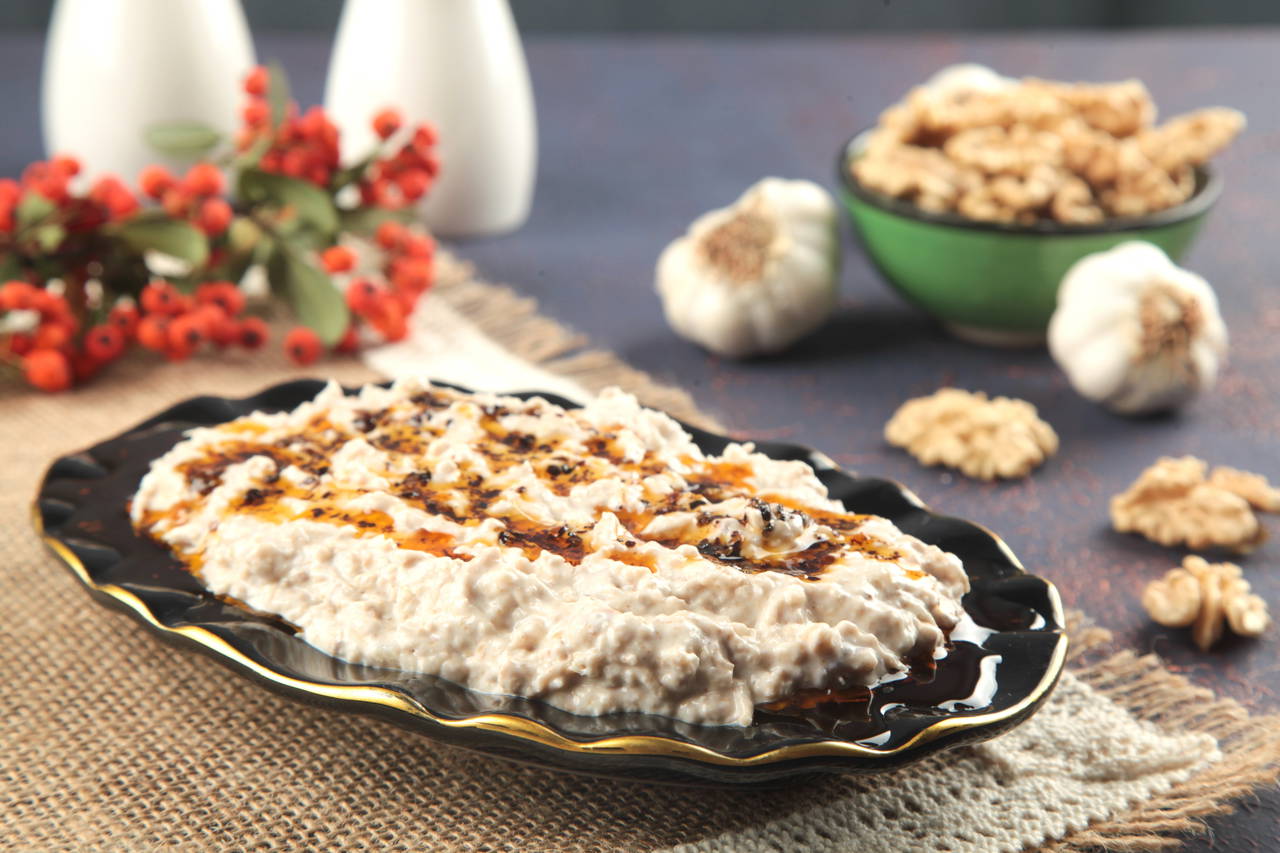 Lezzetiyle fark yaratan geleneksel şölen: Çerkez tavuğu tarifi