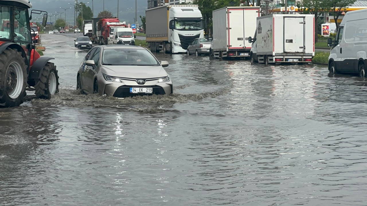 Bolu'da sağanak ve fırtına yaşamı olumsuz etkiledi!