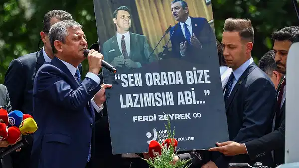 Özgür Özel kalabalığa seslendi: 'Darbeyi TBMM'nin önünde püskürttünüz'