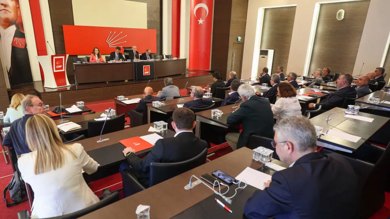 İstifaların ardından CHP Parti Meclisi toplandı