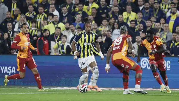 Galatasaray - Fenerbahçe maçının saati değişti!