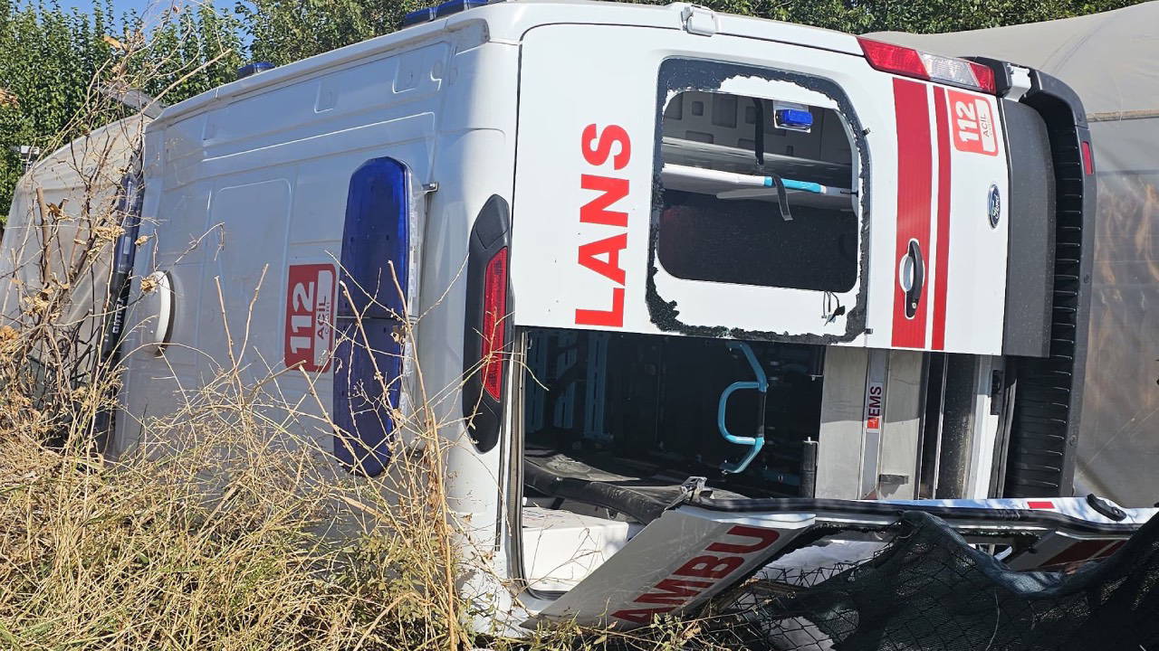 Ambulansla otomobil çarpıştı: 3'ü sağlık görevlisi, 8 yaralı