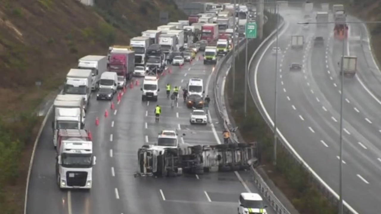 Beykoz Kuzey Marmara Otoyolu'nda TIR devrildi