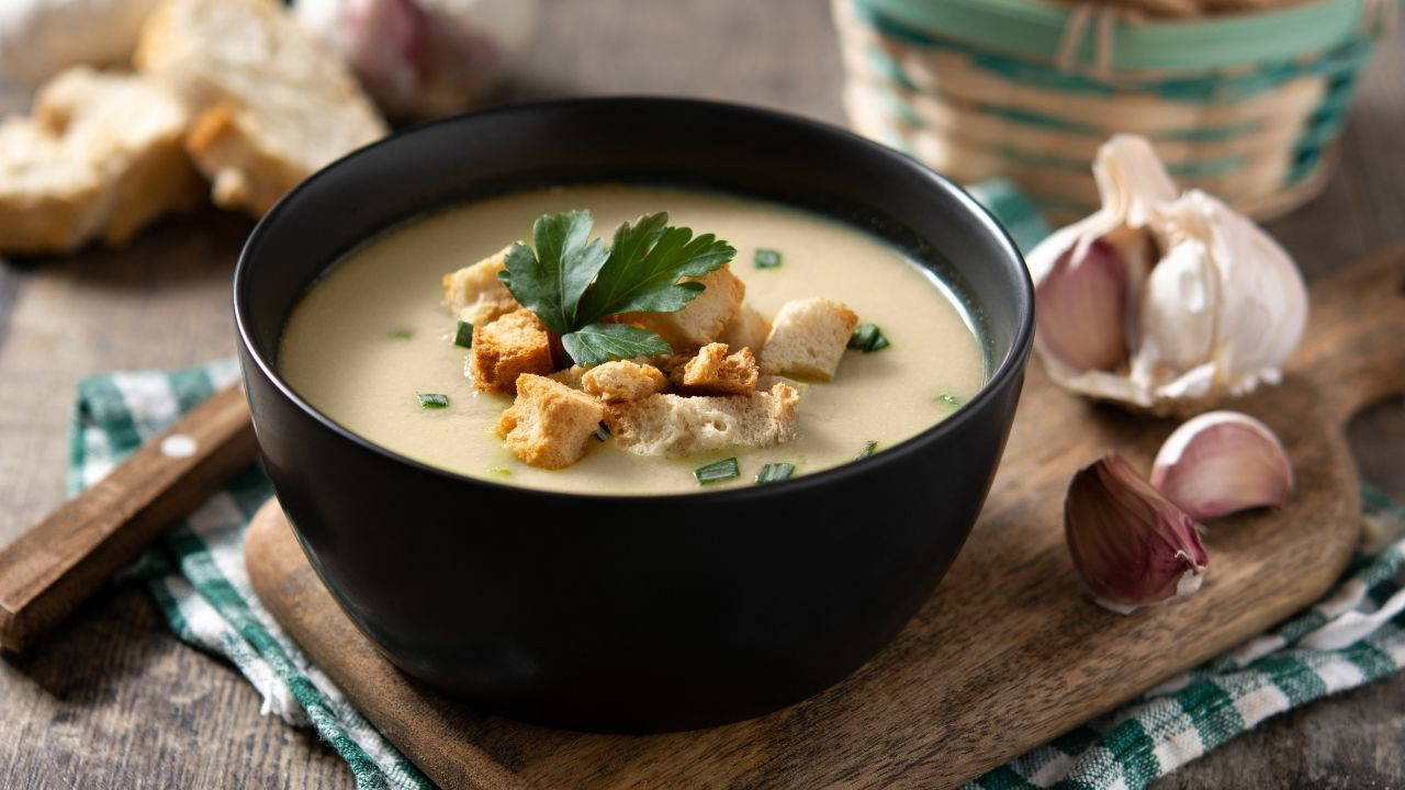 Kış soğuklarına şifa gibi gelen terbiyeli tavuk çorbası tarifi...