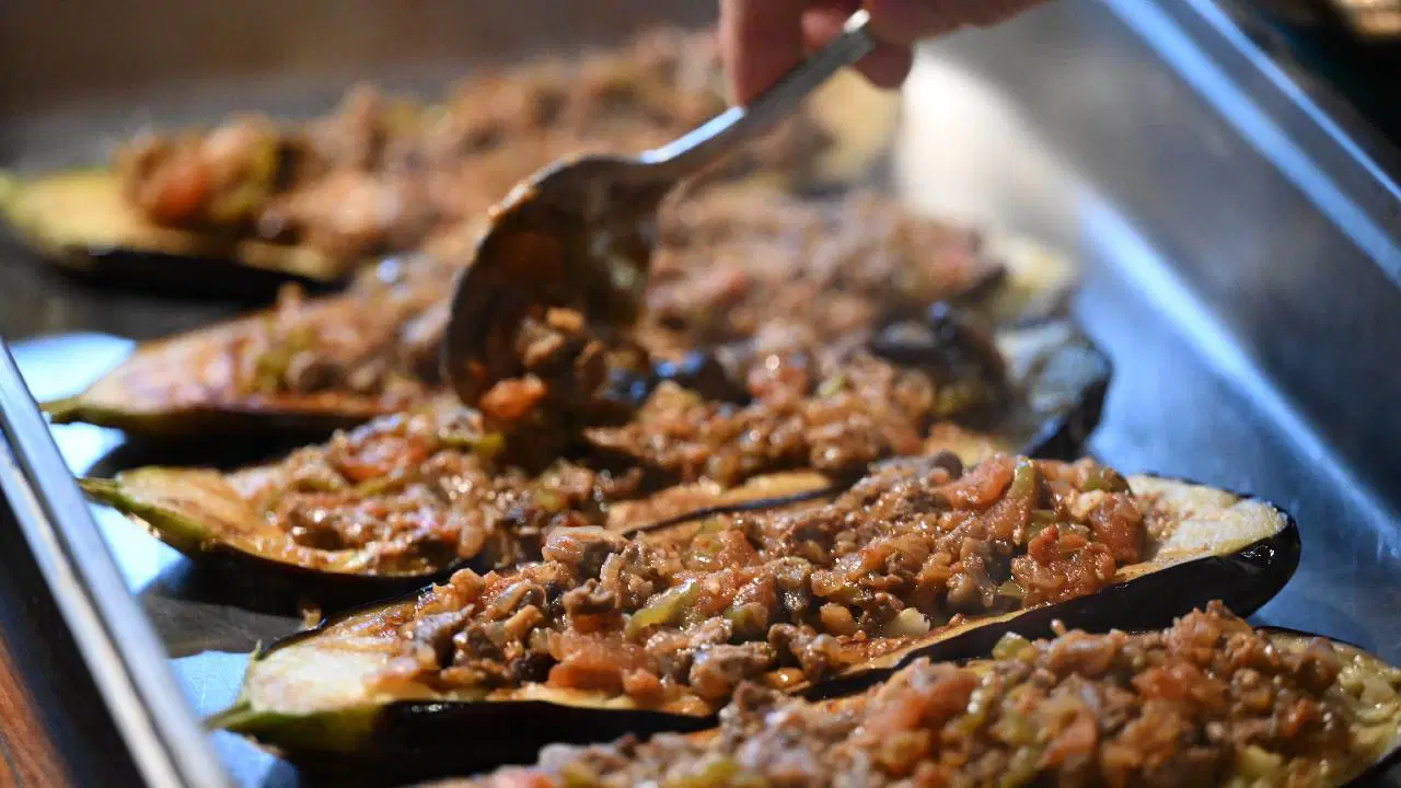 Sadece malzeme değil, 'zaman' gerekiyor: Ağır ateşte pişen Abant kebabı tarifi...