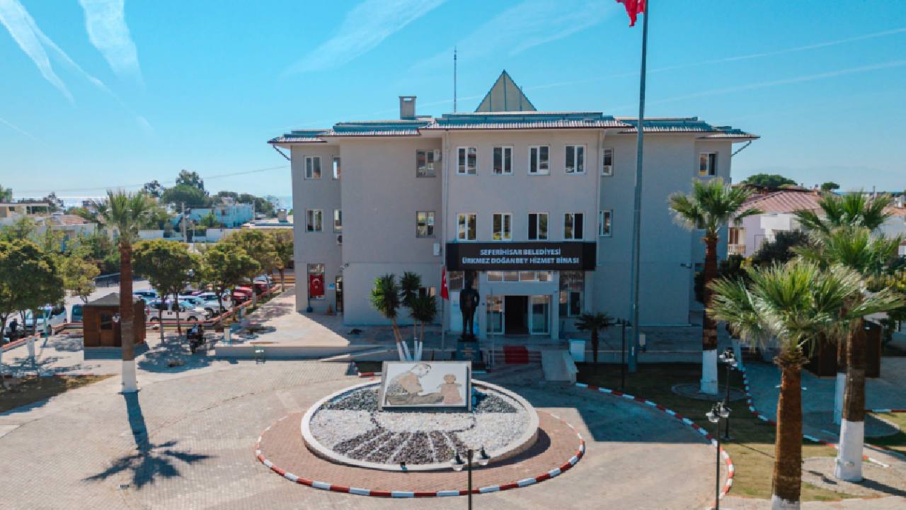 Seferihisar Belediyesi'ne operasyon