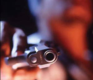 AKP'li yönetici gazeteciye silah çekti