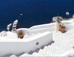 Bembeyaz evleriyle Santorini