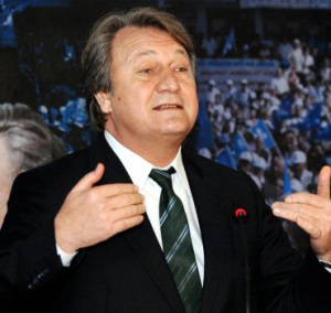 Sezer, hem AKP'ye hem CHP'ye yüklendi