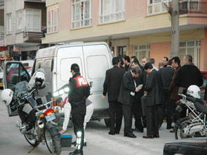 Adana'daki soyguncu aranıyor