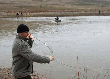 Nehire giren çocuk kayboldu