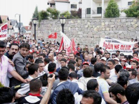 CHP'li gençlerden Baykal'a 'geri dön'