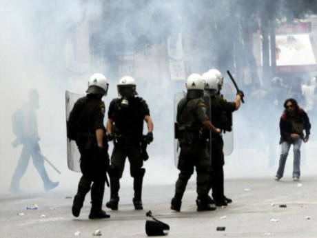 Komşuda isyan: 3 ölü