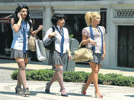 Küçük Sırlar'da etek boyu uzuyor