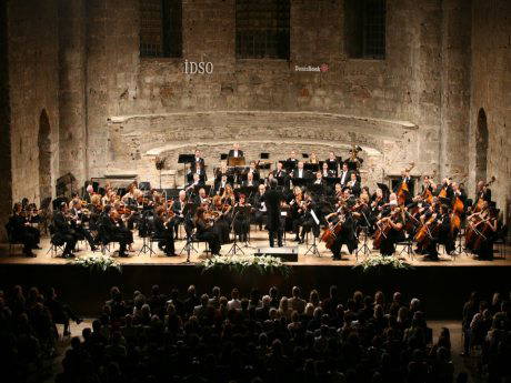 Sürgündeki orkestra mevsime hazır