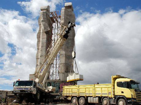 Kars'taki heykelin kaldırılma çalışmaları sürüyor