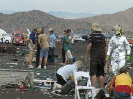 Yarışa katılan uçak izleyicilerin üstüne çakıldı