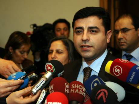 'Polisler, BDP binasını basıyor'