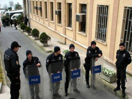 16 kişi adliyede
