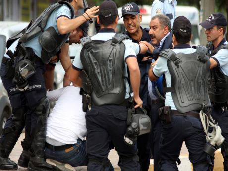 Diyarbakır'da aile kavgası: 12 yaralı