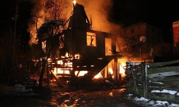 Ev alev alev yandı, itfaiye yolda kaldı!