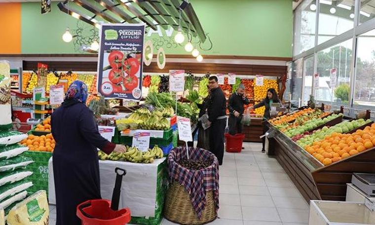 Ücretli poşet almayıp, ürünleri ellerinde taşıdılar