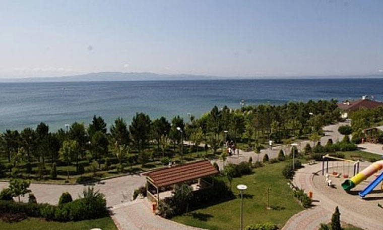 Tatil köyüne seçmen yığılmış!