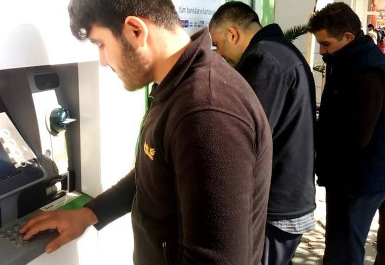 ATM'de buldukları yüklü miktardaki parayı bakın ne yaptılar