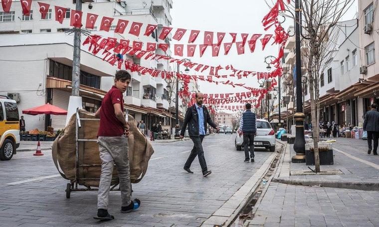 Yerel Seçim 2019: Diyarbakır'da AKP belediye başkan adaylarını tanıttı, HDP açlık grevleri için miting yaptı
