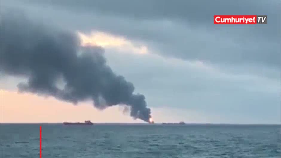 Kerç Boğazı'nda iki gemi alev aldı: Gemide Türkler de var