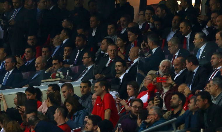 Tribünlerde büyük coşku, protokol seyirci kol kola