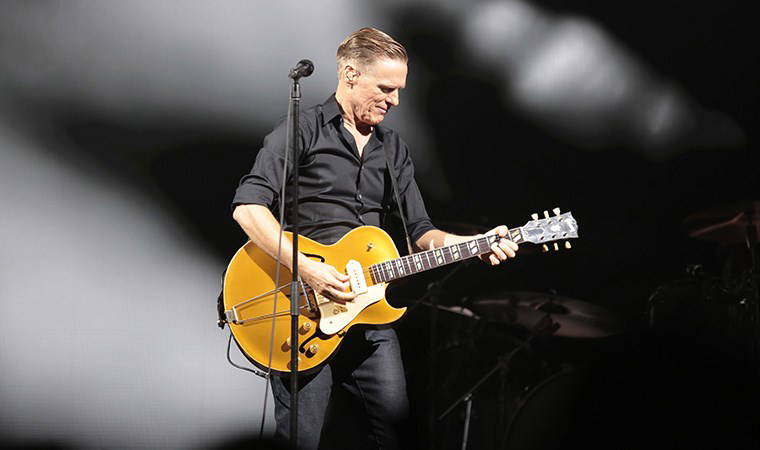 Bryan Adams hep üçlük atıyor