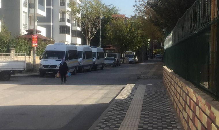 Servis minibüsünde unutulduktan sonra kaybolan çocuk sokakta ağlarken bulundu!