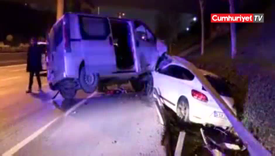 Esenler'de kaza yapan araçlar bariyerlere girdi