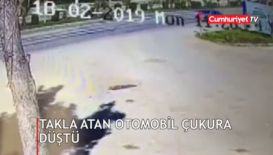 Takla atan araç çukura düştü